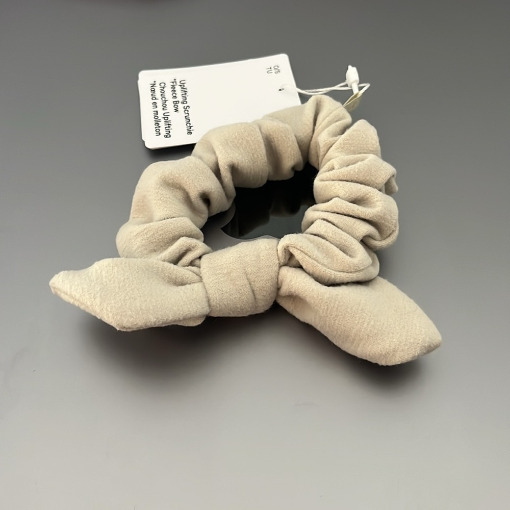Lululemon Uplifting Scrunchie *Fleece Bow Natural Ivory
